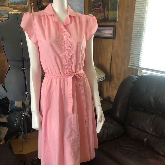 Adorable Pink Vintage Dress with Eyelet Details - Picture 2 of 8